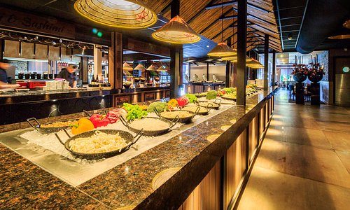 Eastern Plaza: Vista panorámica de la plaza oriental con arquitectura moderna y jardines verdes