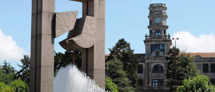 Plaza del Atlántico: Vista panorámica al atardecer con luces y arquitectura costera