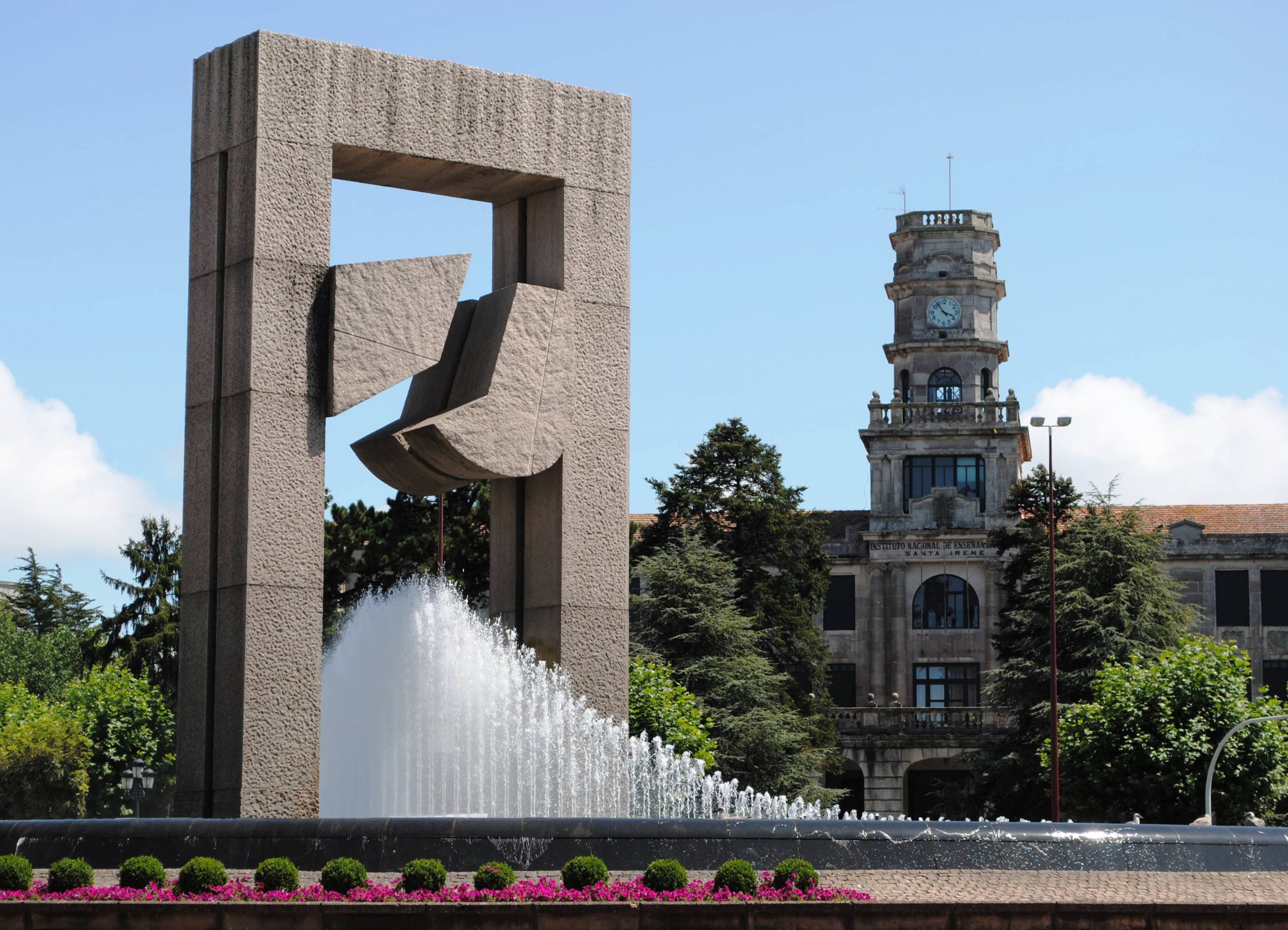 Plaza del Atlántico: Vista panorámica al atardecer con luces y arquitectura costera