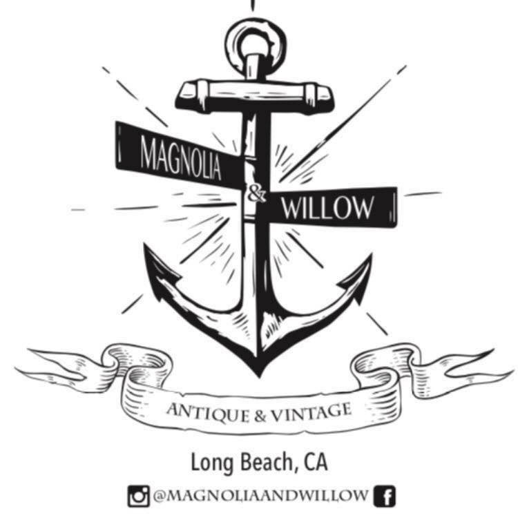 Magnolia y Sauce: Elegancia de flores y hojas verdes en la naturaleza