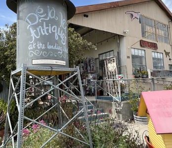 Deja Vu Antique Mall – Explora joyas vintage y antigüedades únicas en el corazón del mercado