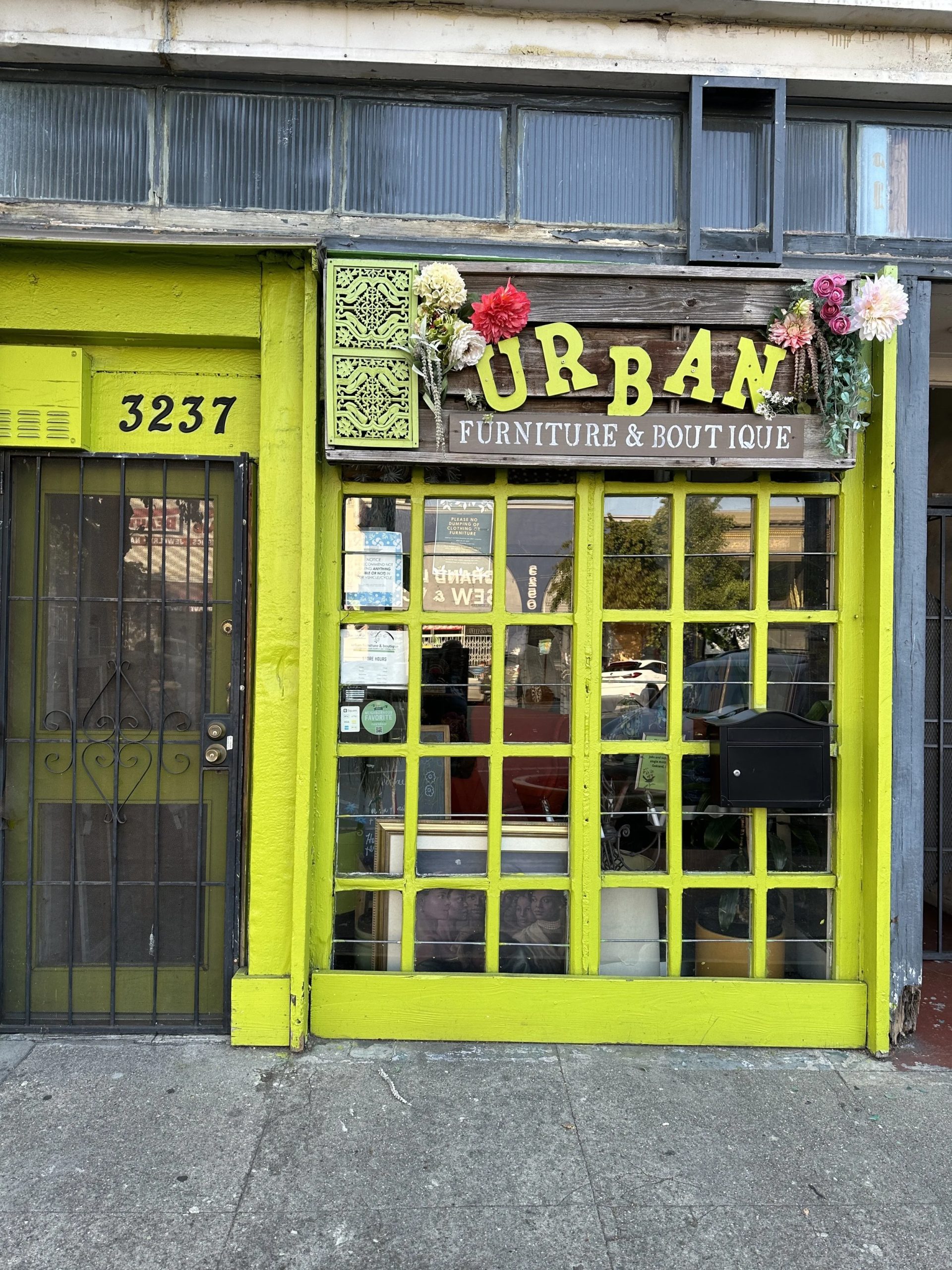 Urban University: Muebles urbanos y boutique de diseño contemporáneo y estilo urbano