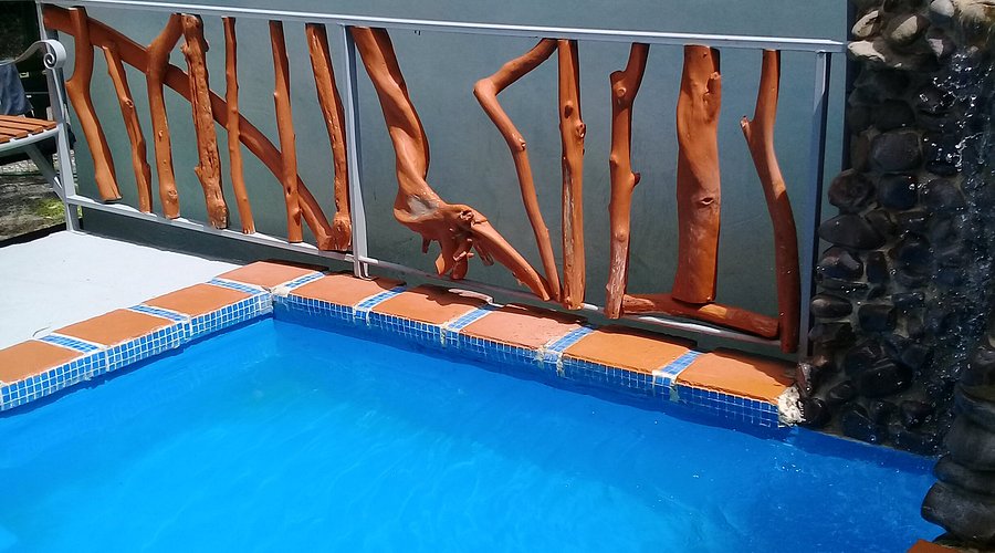 Casa Manito: foto de arquitectura colonial mexicana, fachada colorida y patio interior