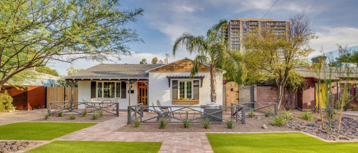 Cabaña del Desierto: arquitectura rústica, vista árida y diseño minimalista